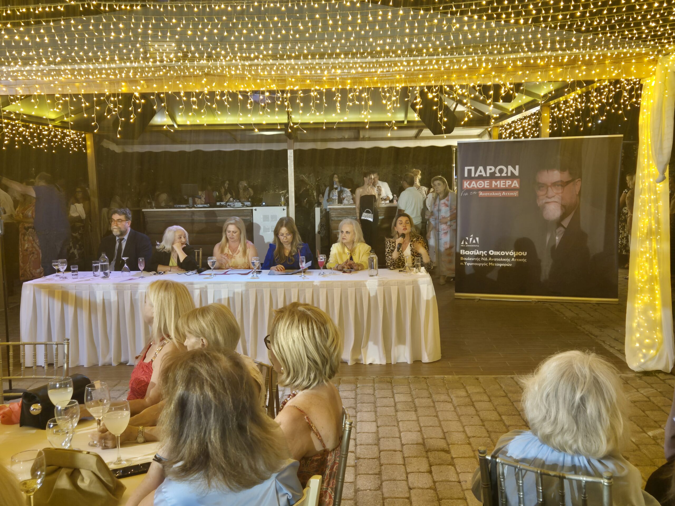 Πρωτοφανής συμμετοχή στην εκδήλωση του Βασίλη Οικονόμου «Γυναίκες Μπροστά – Τι αλλάζει, τι μένει»