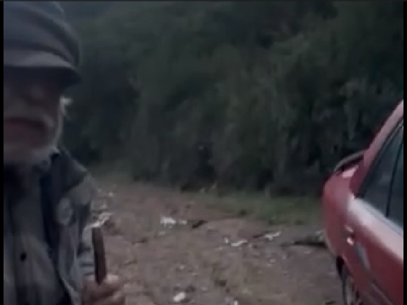 Αποκλεισμένοι στον λόφο, ένα ζευγάρι 80 χρονων, ένας δρόμος-παγίδα και ένα παλικάρι delivery που έγινε σωσίβιο ζωής