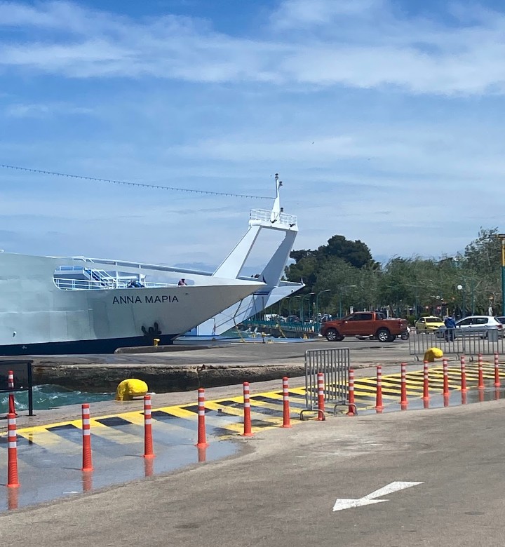 Σοβαρό τροχαίο στη Σκάλα Ωρωπού. Αυτοκίνητο έπεσε πάνω σε περιπολικό του Λιμενικού – Δύο τραυματίες, συνελήφθη η οδηγός!
