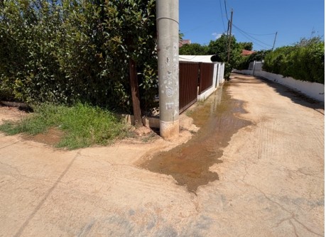 Καταγγελία κατοίκων για πολύμηνη διαρροή νερού στην Αγία Βαρβάρα Καλάμου – «Μας αγνοούν, πλέον τίθεται θέμα δημόσιας υγείας»