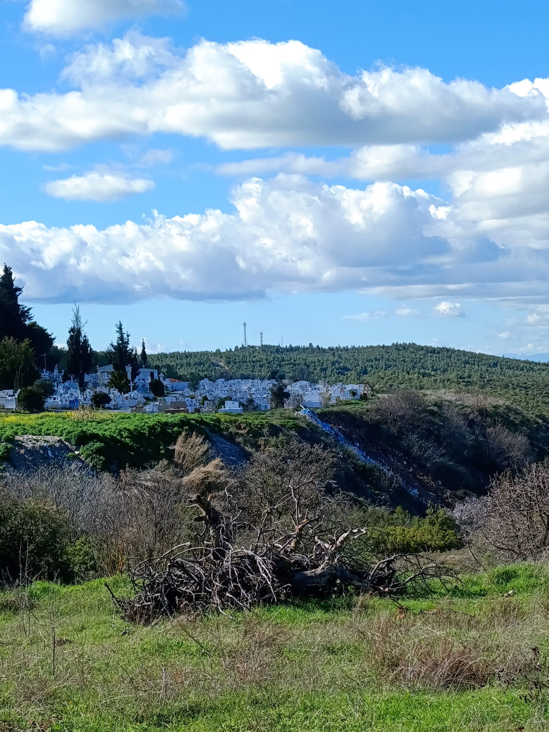Κοιμητήριο Καλάμου. Κυριολεκτικά στο χείλος του γκρεμού!