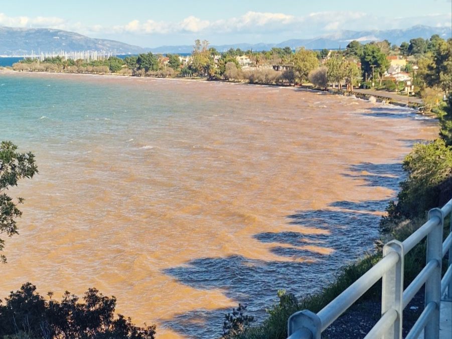 Γιατί η θάλασσα «βγήκε» στη στεριά; Το φαινόμενο της φουσκωμένης θάλασσας με απλά λόγια.